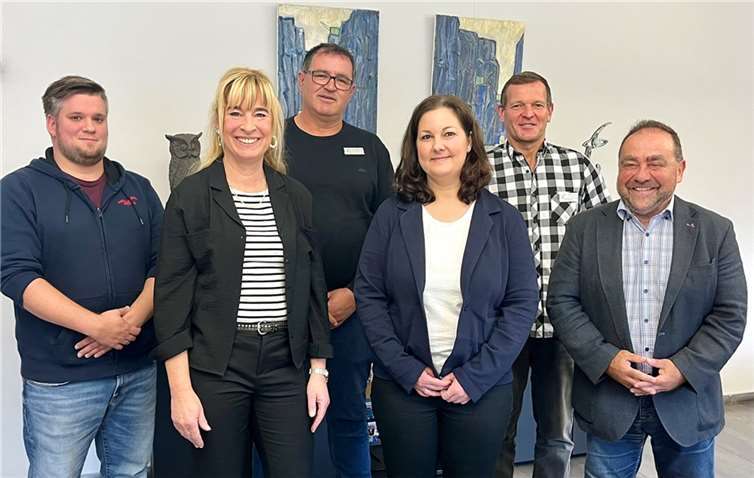 (v.l.) Sascha Trottner (Kassenleiter), Bettina Oswald, Thomas Montada (Personalratsvorsitzender), Jennifer Scherer, Markus Hermann (Leiter Fachbereich 2) und Bürgermeister Alfred Schomisch bei der Unterzeichnung der Arbeitsverträge.  Foto: Theresa Bauerfeld, VGV Vordereifel