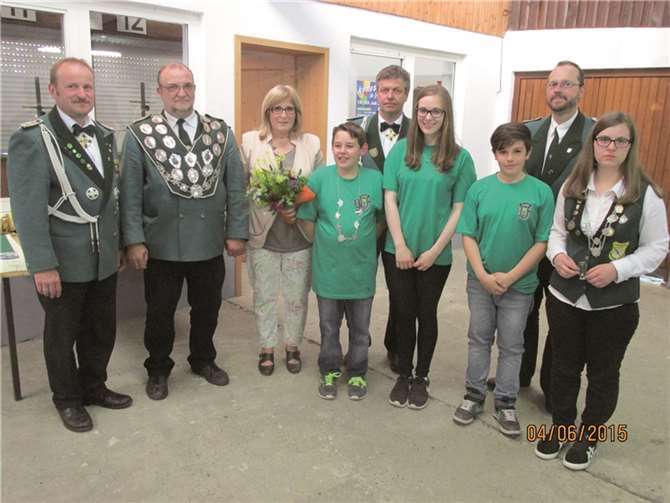 (v.l.) Scheibenkönig Herbert Thelen, Königspaar Rainer und Elfi Bohr, Schülerprinz Eric Thelen, Brudermeister Franz Gundert, Jungschützenscheibenprinzessin Luisa Knechtges, Schülerscheibenprinz Julian Knechtges, Jungschützenmeister Andreas Schubach und Jungschützenprinzessin Anna Wollenweber. Privat