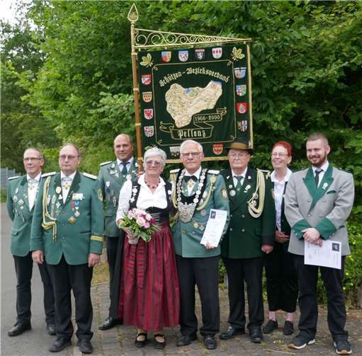(v.l.) Schießmeister Frank König, Bundesmeister Alfred Degen, Brudermeister Christoph Nolden, Königspaar Edeltraud und Ulrich Eckhard, 1. Ritter Werner Rüber, stv.BM Gertrud Otto und 2. Ritter Marc Theisen. Fotos: Maria Böhm / Monika Junk