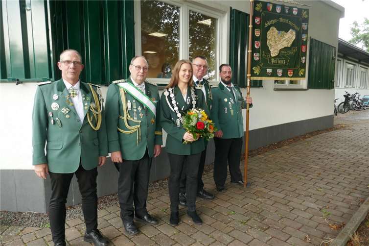 (v.l.) Schießmeister Frank König, Bundesmeister Alfred Degen, Königin Franziska Bach, stv. Bundesmeister Rüdiger Hohenstein, stv. Fähnrich Peter Morhardt.  Fotos: Ulrich Eckhard