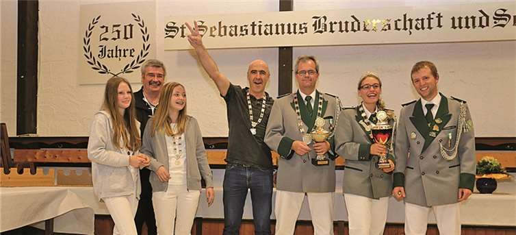 v.l.: Schülerscheibenprinz Noel Schlemper, Bürgermeister Gottfried Busch, Vogelprinz Leonie Seul, Bürgerkönig Hans Lanser, Scheibenkönig Georg Mosen, Schützenkönig Christine Weiskopp mit Prinzgemahl Christian Dorn.privat