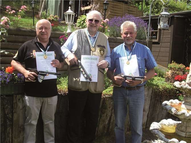 v.l.: Schützen Manfred Kochems, Klaus Gutmann und Robert Noll.privat