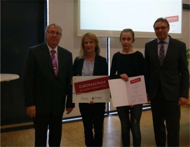 (v.l.) Schulleiter Klemens Breitenbach, Staatssekretärin Heike Raab, und die Vertreterin der Hilda Schülerschaft Mieke Weiler, Staatssekretär Hans Beckmann.privat