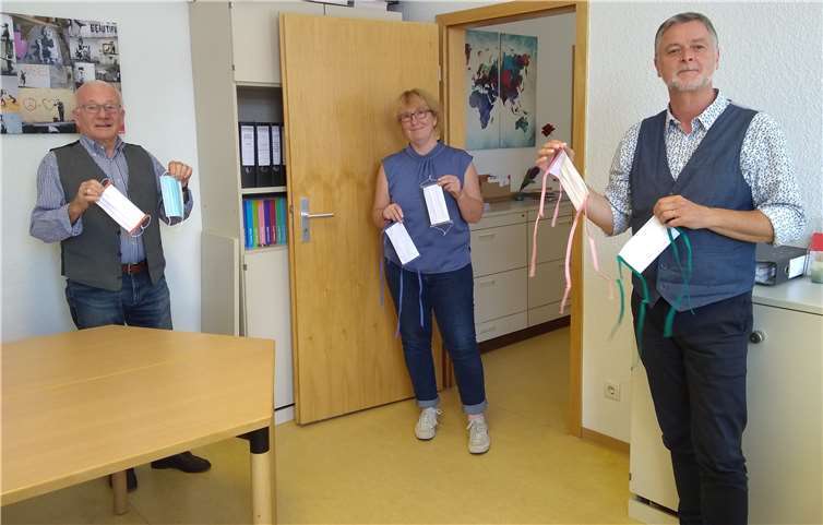 (v.l.) Schutzmaskenübergabe durch den Kolpingvorsitzenden Werner Hammes an Ulrike Proft, Fachgruppenteamleiterin der Jugendhilfe und Caritas-Direktor Eberhard Köhler. Foto: privat
