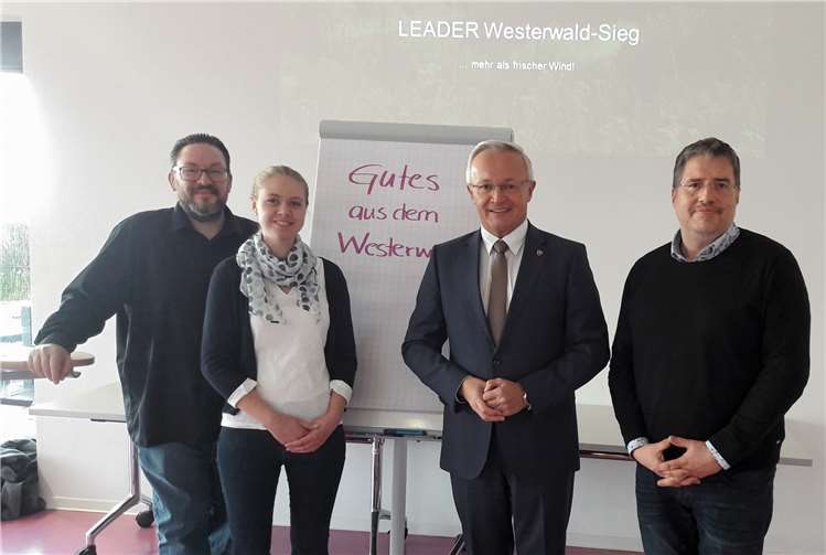 (v.l.): Sebastian Dürr, Leader-Manager der Leader-Region Westerwald-Sieg, Lina Dietrich, Projektleiterin Regionale Produkte & Direktvermarktung, Landrat Achim Hallerbach, Jörg Hohenadl, Wirtschaftsförderungsgesellschaft des Landkreises Neuwied.