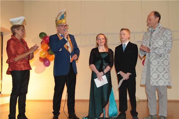 (v.l.) Senatorin Doris Lotz, EKG Präsident Frank Ackermann, Lena und Jerome Rech, Hofkanzler Frank Spiegel. Fotos: Fuchs