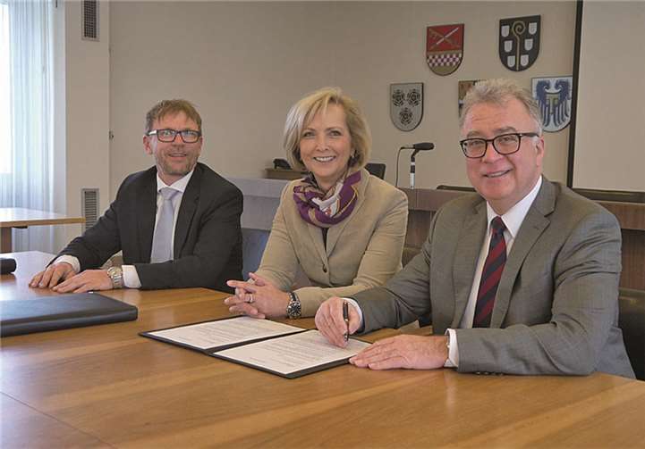 (v.l.) Siegbert Kobus, Martina Meyer (beide RWE) und Bürgermeister Eckhard Maack.Gemeinde Swisttal