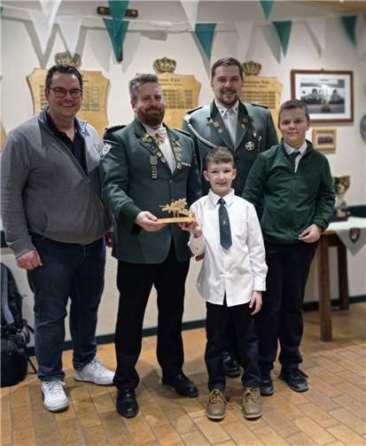 (v.l.) Sieger Glücksschießen: Markus Feuser, Sebastianuskönig Christian Klein, Sebastianusprinz Joshua Seelig, Schießmeister Rainer Tuschen, Sieger Glücksschießen Tom Feuser.