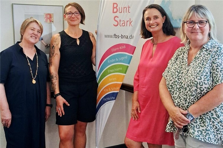 (v.l.) Silke Kröhl Abteilung Familie des MASFFJ, Christine Kläser Geschäftsführung Familienbildungsstätte, Katrin Anklam-Trapp Staatssekretärin MASFFJ, Marion Surrey Leitung MGH-Hdf