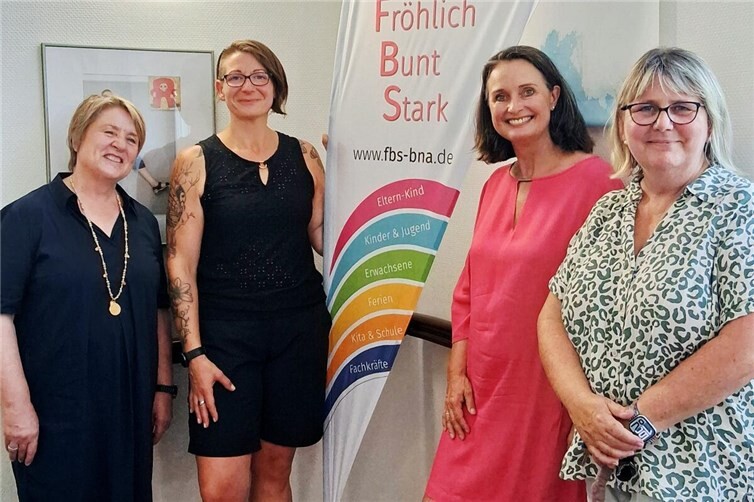 (v.l.) Silke Kröhl Abteilung Familie des MASFFJ, Christine Kläser Geschäftsführung Familienbildungsstätte, Katrin Anklam-Trapp Staatssekretärin MASFFJ, Marion Surrey Leitung MGH-Hdf.