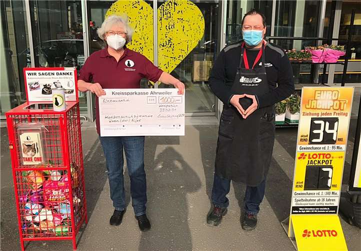 (v.l.) Silvia Reither (2. Vorsitzende der Katzenschutzfreunde) und Christian Keller (Geschäftsführer Edeka-Markt). Foto: privat