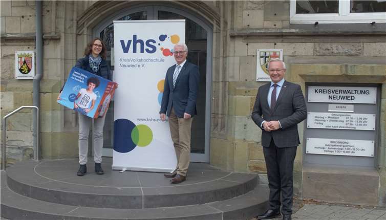 v.l. Simone Kirst (Geschäftsführerin kvhs), Volker Mendel (Vorsitzender kvhs), Landrat Achim Hallerbach.Foto: KVHS