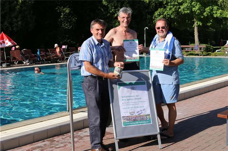 v.l. Sinzigs Ortsvorsteher Gunter Windheuser, Reiner Friedsam und Harald Monschau unterstützen die Benefiz-Aktion zugunsten der Tour der Hoffnung als Schwimmer und Sponsoren. Foto: Stadt Sinzig