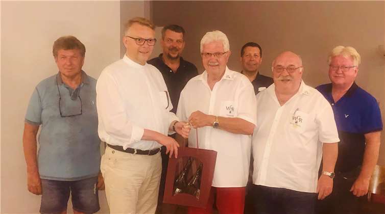 (v.l.) Slawko Schlauf, Pfarrer Frank Klupsch, Alexander Krahe, Eduard Krahe, Dirk Gertler, Martin Tillmann, Jörg Diwo. Foto: Weinbau-Gemeinschaft Remagen e.V.