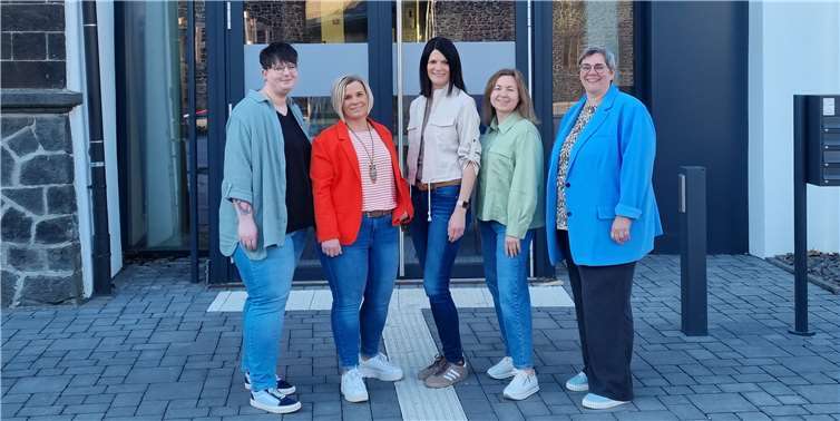 (v.l.) Sophia Liesenfeld (Bezirksleitung), Daniela Ihle (Pflegedienstleitung), Verena Retterath (Bezirksleitung und stell. Pflegedienstleitung), Svetlana Kiseleva (Bezirksleitung), Sabine Berressem (Bereichsleitung gesundheitspflegerische Dienste).  Foto: Lena Schmickler