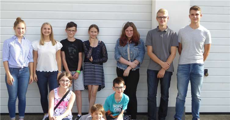 v.l. Sophie Simon, Nicola Gilles, ein Teil der JRK-Mitglieder und ganz rechts die Gruppenleiter Cedrik Adam und Marvin Engel. Foto: privat