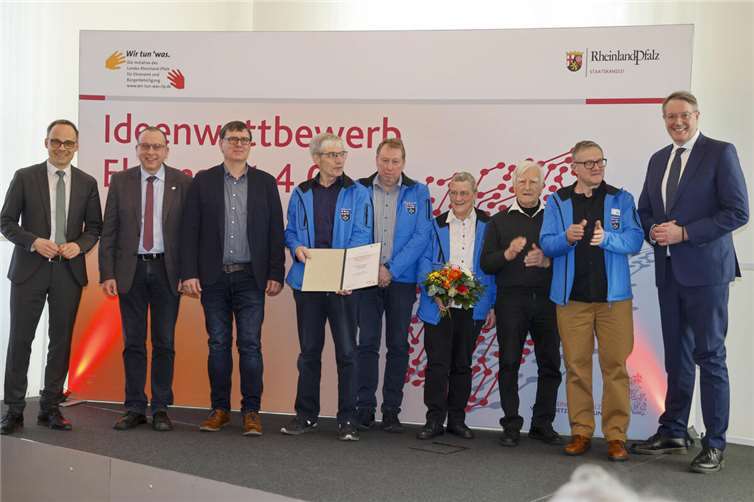 (v.l.) Staatssekretär Dr. Denis Alt, Verbandsbürgermeister Johannes Bell, Ortsbürgermeister Florian Müller, Heinz-Udo König, Uwe Kruse, Gisela Ebert, Manfred Dahm, Bernhard Klapperich und der Ministerpräsident Alexander Schweizer.  Foto: Stefan Sämmer / STK.rlp