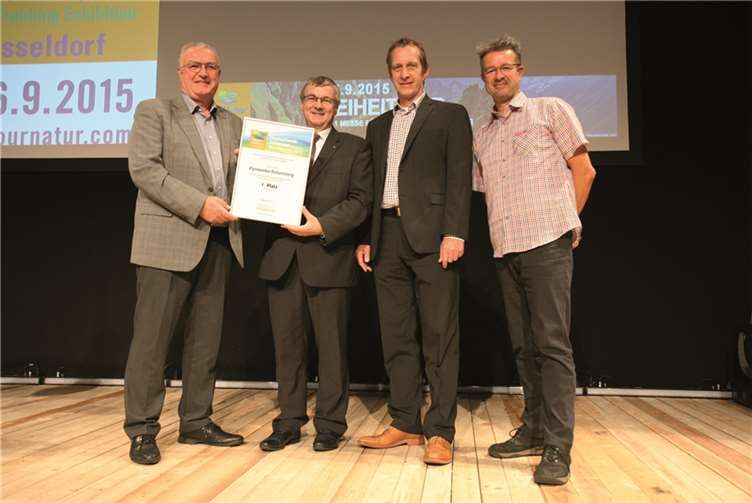 v.l. Staatssekretär Uwe Hülser, Landrat Dr. Alexander Saftig, Bürgermeister Maximilian Mumm und Wanderautor und Moderator Manuel Andrack.Eschborn/Traumpfade