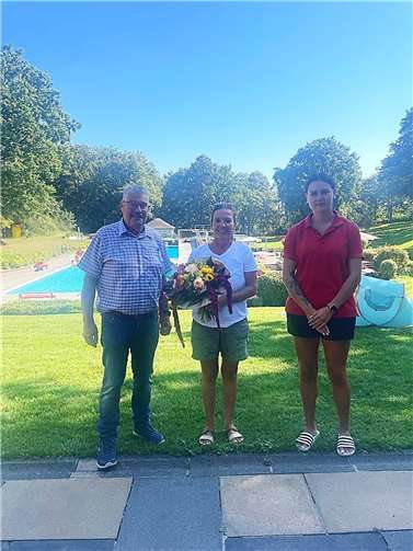 (v.l.) Stadtbürgermeister Hans Peter Ammel, Elisabeth Jäger und Tabea Frost.  Foto: Stadt Mendig/M.Medoch