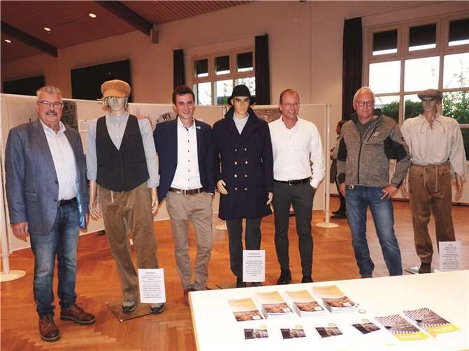 (v.l.) Stadtbürgermeister Hans Peter Ammel, Nico Junglas, VG-Bürgermeister Jörg Lempertz und Sven von Loga gemeinsam mit den in der Ausstellung gezeigten, fast original gekleideten Puppen.  Foto: FRE