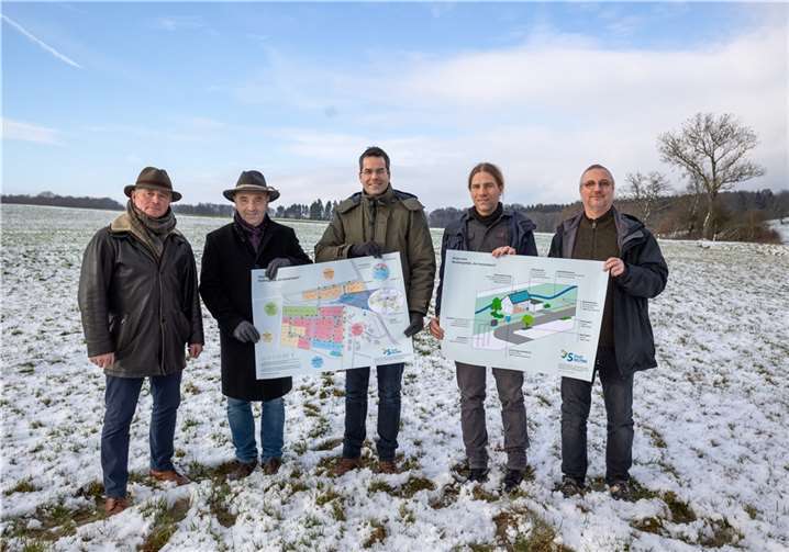 Hier muss nur noch der Gartengrill rauchen (v.l.) Stadtbürgermeister Rolf Jung, die Ingenieure Stephan Wickert, Sebastian von Bredow, Michael Münch und der Geologe Marc Sauer stehen mit Infoplänen dort, wo das nachhaltige Neubaugebiet „Am Sonnenbach“ entsteht. Foto: privat
