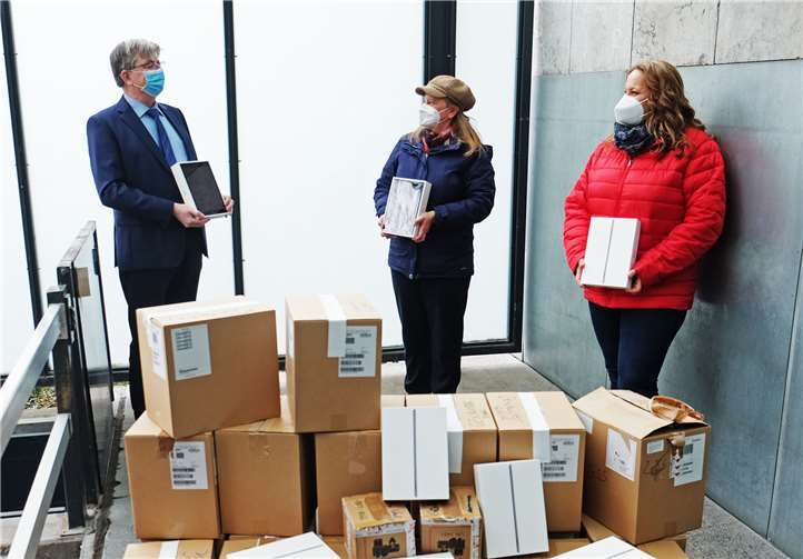 v.l.: Städtischer Beigeordneter Ralf Seemann, Konrektorin der Geschwister-Scholl-Schule, Celia Zovak und Sonia Scharf (Schulamt)..Foto: Stadt Neuwied
