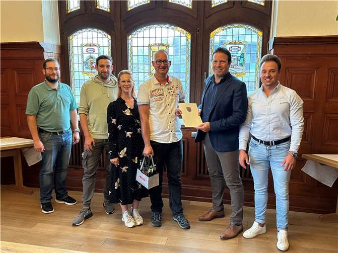 (v.l.) Stefan Frey, Florian Rieser, Personalratsvorsitzender VG-Verwaltung Mendig, Caroline Hamann, Gleichstellungsbeauftragte VG-Verwaltung Mendig, gratulierten Christian Gelhard zusammen mit Alexander Müller, Beigeordneter VG Mendig, und Fabian Schneider, Büroleiter VG-Verwaltung Mendig.  Foto: VG-Verwaltung Mendig/Stefan Pauly