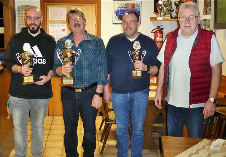 v.l.: Stefan Müller zwei, Tippweltmeister Manfred Dickscheid, Stefan Müller eins und Vorsitzender Franz-Josef Josten. Foto: privat