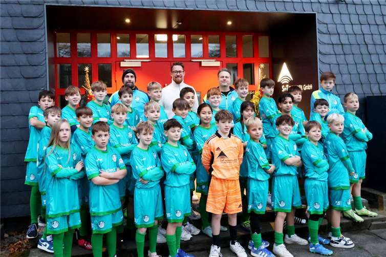 (v.l.) Stefan Schäfer, Martin Jax, Andreas Kempf und Spieler der D 1-3. Foto: privat