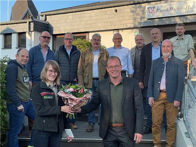 (v.l.) Stefan Zepp, Ortsbürgermeister Bell, Andreas Doll, Ortsbürgermeister Rieden, Christina Haensch, Forstamtsleiterin Ahrweiler, Rainer Wollenweber, Ortsbürgermeister St. Johann, Hans Peter Ammel, Stadtbürgermeister Mendig, Jörg Lempertz, Verbandsvorsteher Forstzweckverband Ettringen-Rieden, Armin Seiwert, Ortsbürgermeister Kirchwald, Manfred Gerner, Ortsbürgermeister Welling, Werner Spitzley, Ortsbürgermeister Ettringen, Rudolf Wingender, Ortsbürgermeister Volkesfeld und Stefan Braun Revierleiter Forstrevier Ettringen-Rieden.  Foto: VG Mendig