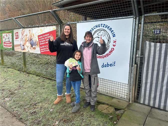 (v.l.) Steffi und Jana Jäger überreichen die Spende an Sybill Limbach vom Tierheim Mayen.  Foto: privat
