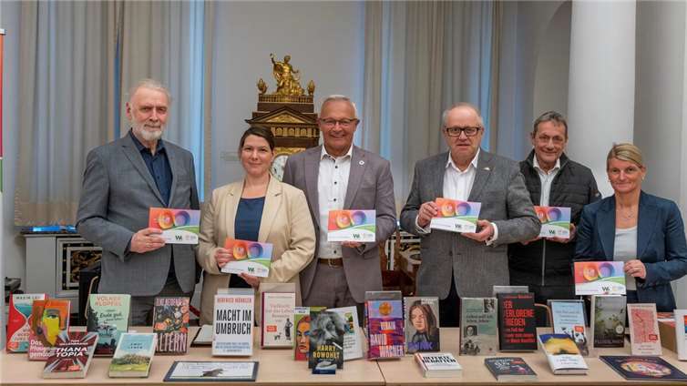 (v.l.) Stellen zusammen das neue Programm der Westerwälder Literaturtage 2025 vor, Kulturstaatssekretär Prof. Dr. Jürgen Hardeck (Ministerium für Familie, Frauen, Kultur und Integration des Landes Rheinland-Pfalz), Programmleitung Katharina Roßbach (Der Buchladen, Wissen), Landrat Achim Hallerbach (Kreis Neuwied), Dr. Peter Enders (Kreis Altenkirchen), Landrat Achim Schwickert (Westerwaldkreis) und Sandra Köster (Wir Westerwälder).  Foto: Martin Boden