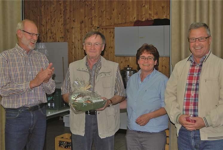 (v.l.) Stellvertretender Ortvorsteher Reinhard Koch, Bruno Hoß, Ortsvorsteherin Helga Schmitt-Federkeil und Beigeordnerter Bernd Kriechel bei der Verabschiedung und Präsentübergabe.privat