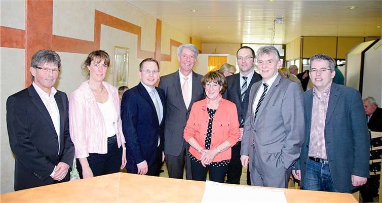 (v.l.) Stephan Jäger; Ulrike Jäger; Lars Hörnig, Geschäftsführer Stadtwerke; Ulrich Gouverneur; Helga Gouverneur; Jan Deuster, Geschäftsführer Stadtwerke; Bürgermeister Claus Peitz; Christian Heller, Geschäftsführer Andernach.net. WPA