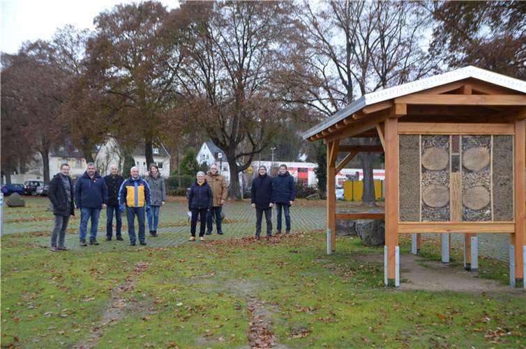 (v.l.) Stephan Kochems vom Bereich Tiefbau, Robert Ollig als Vertreter der gleichnamigen Baufirma, Bürgermeister Bernhard Mauel, Hans-Peter Schomisch von der WFG, Regionalmanagerin Hannah Reisten, Claudia Schick als Vertreterin des Verkehrsverein Mayen, Karl-Heinz Hoffmann als Vertreter des Fachbereiches 1 „Stadtmarketing, Kultur, Wirtschaft, Weltkulturerbe“ sowie Oberbürgermeister Dirk Meid und der Leiter des Fachbereiches 3 „Bauen, Grundstücks-und Gebäudemanagement“ Andreas Seiler. Foto: Jacqueline Blang