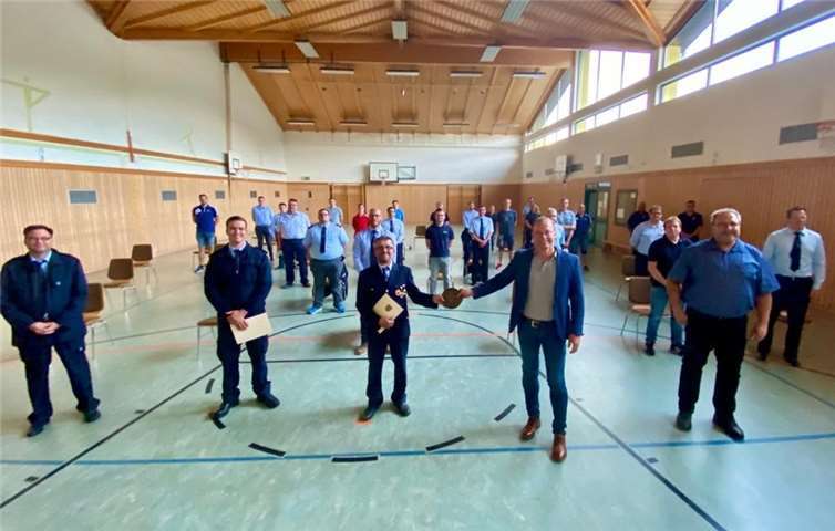 (v.l.) Stephan Schüller, Wehrleiter der Verbandsgemeinde Mendig, Matthias Wingender, neugewählter Wehrführer der Feuerwehr Volkesfeld, Albert Wingender, verabschiedeter Wehrführer der Feuerwehr Volkesfeld, Jörg Lempertz, Bürgermeister der Verbandsgemeinde Mendig und Thomas Schmitt, 1.Beigeordneter der Ortsgemeinde Volkesfeld. Foto: VG Mendig