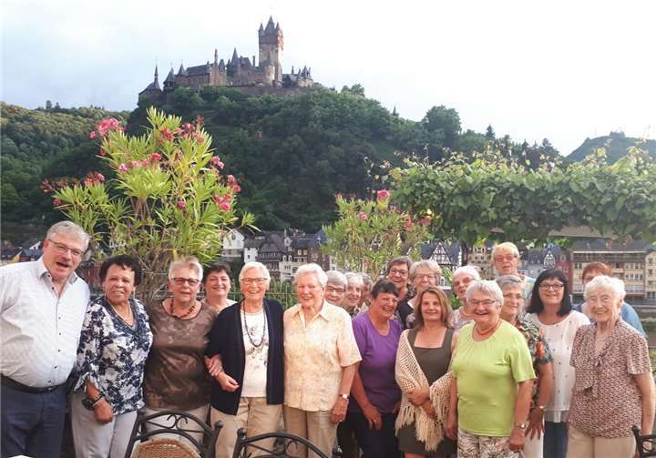 v.l. Sucette Louboutin, Heidi Schmittgen, Waltraud Laux, Elisabeth Hees, Brigitte Ketschau, Christel Heinze, Christa Wolf, Rosemarie Stark, Hannelore Lieder, Mirka Pollmer, Helga Berres, Britta Wolters, Irmgard Wagener, Wiga Fühles, Marika Pöggel, Inge Hammes, Heidi Berens, Monika Wagener, Elisabeth Müller, Privat