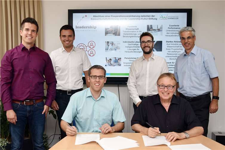 v.l.: Sven Binder (LKS), Christian Weidenbach (Kreiswirtschaftsförderung), Dr. Alexander Kiel (Vorstandsvorsitzender LKS), Tino Hackenbruch (Leiter Kreiswirtschaftsförderung), Landrat Dr. Jürgen Pföhler und Fachbereichsleiter Erich Seul. Kreisverwaltung Ahrweiler