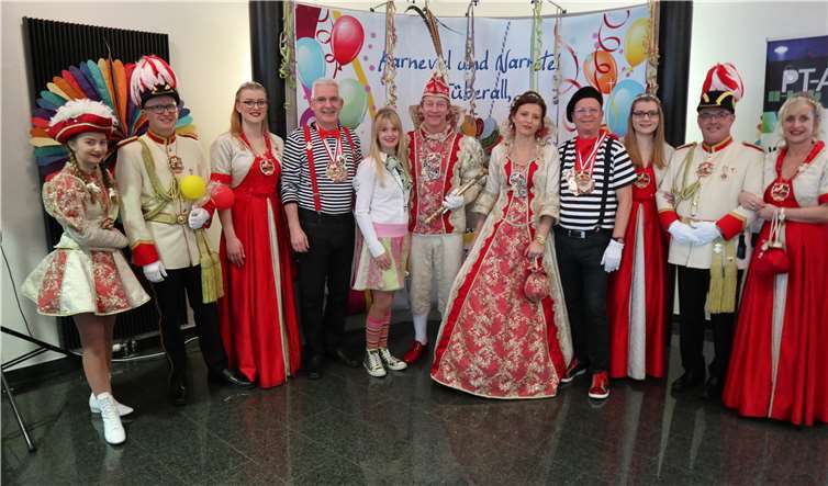 v.l.: Tänzerin Laureen, Hofmarschall Christopher, Hofdame Isabell, Peter Krupp, Susanne Tack,Prinz Bernhard I, Prinzessin Anne II, Hermann Krupp, Hofdame Vivien, Hofmarschall Berndund Hofdame Gerda. Fotos: C. Steinborn