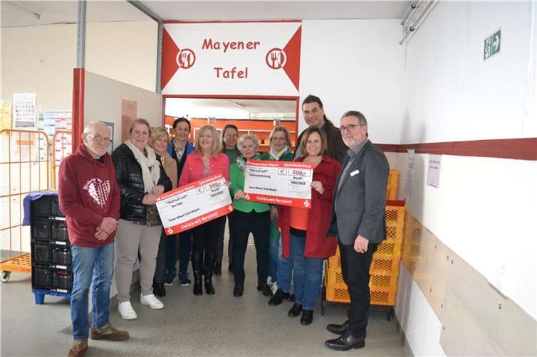 (v.l.) Tafelmitarbeiter Hartmut Schwinn, Gaby Guckenbiehl, Gabi Esch, Bärbel Schlags, Hedi Glauben, Anne Fischer und Josi Seemann vom Inner Wheel Club Mayen sowie Doris Brixius, Sebastian Busch, Susanne Breitbach und Werner Steffens bei der zweifachen Spendenübergabe in Mayen.  Foto: Eberhard Thomas Müller