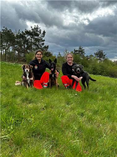 (v.l.) Tamara Reiher mit Routinier Mayuma und erstmalig geprüfter Beliz und Saskia Douglas mit ebenfalls zum ersten Mal geprüfter Elsa. Alle drei Teams bestanden ihre Prüfung mit der Bestnote „vorzüglich“. Foto: Ellen Wichterich