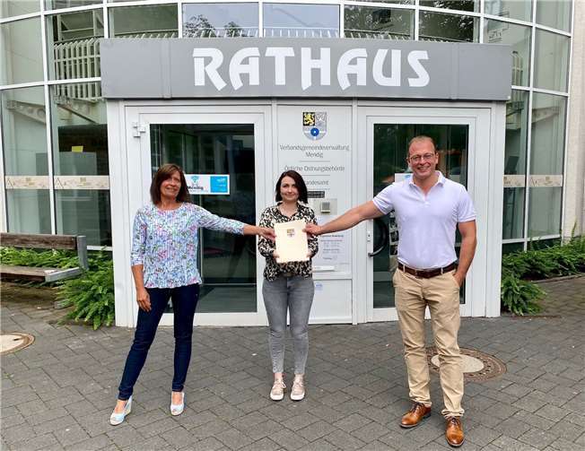 (v.l.) . Teilbereichsleiterin Familien, Schulen und Soziales, Ute Dernbach, Kita-Sozialarbeiterin, Jana Skubch und Bürgermeister der Verbandsgemeinde Mendig, Jörg Lempertz nach der Vertragsunterzeichnung.Foto: Verbandsgemeinde Mendig/Kutz