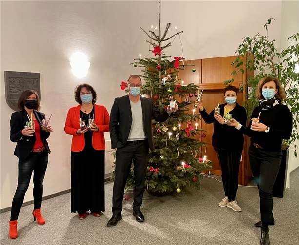 (v.l.) Teilbereichsleiterin Senioren und Familie Ute Dernbach, Seniorenbeauftragte Bettina Cornely, Bürgermeister Jörg Lempertz, Andrea Roggenfelder und Iris Emmerich vom Haus der Familie. Foto: VG Mendig
