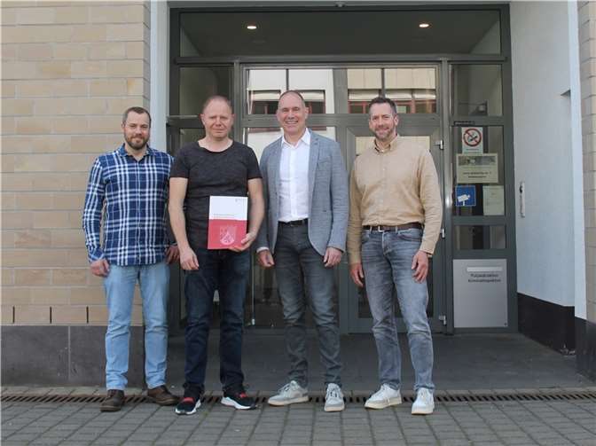 (v.l.) Thomas Hartmann (leitender Ermittler), Sergej Becker, Hans Georg Jäger (stellvertretender Leiter KI Mayen) und Markus Stratmann (Leiter Einbruchsdezernat).  Foto: Polizei Mayen