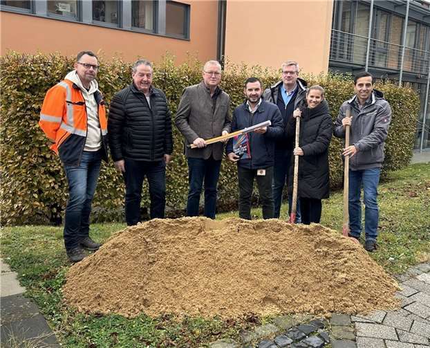 (v.l.) Thomas Limbach (Gemeinde Grafschaft Natürliche Lebensgrundlagen und Bauen), Dieter Dismon (Gemeinde Grafschaft Fachbereichsleiter Organisation und Finanzen), Achim Juchem (Bürgermeister Gemeinde Grafschaft), Nikolaos Pantios (Leiter Vertrieb bn:t), Michael Preuß (Geschäftsführer der Preuß & Özer Tiefbau GmbH), Barbara Gardner (Leiterin Marketing bn:t) und Aslan Özer (Geschäftsführer der Preuß & Özer Tiefbau GmbH). Foto: bn:t