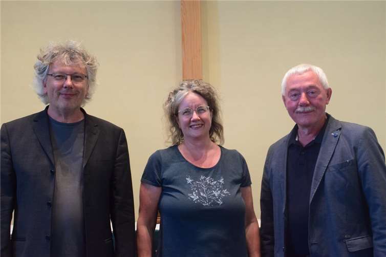 (v.l.) Thomas Mombaur (neuer Chorleiter), Pfarrerin Metje Steinau und Wolfram Strehle (ehemaliger Chorleiter).  Foto: Caroline Mombaur
