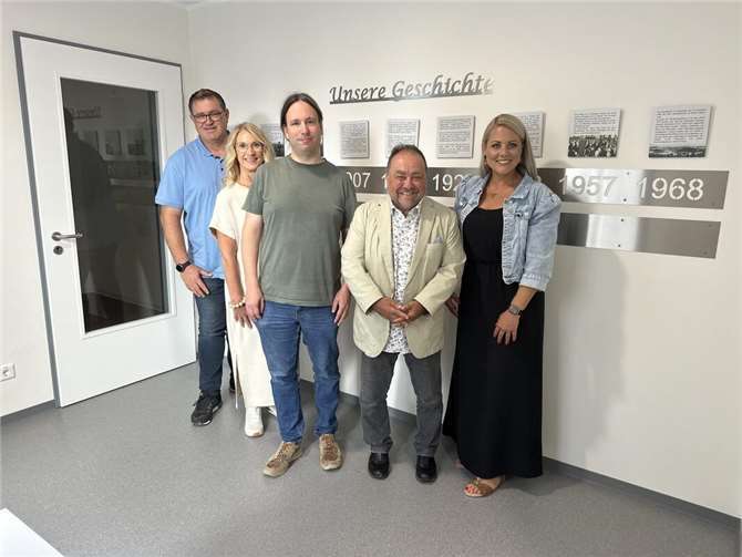 (v.l.) Thomas Montada (Personalratsvorsitzender), Carmen Schäfer (Sachgebietsleiterin Personal), Thomas Gillen (Schulsekretär), Bürgermeister Alfred Schomisch und Anna Döpgen (Fachbereichsleiterin) nach der Vertragsunterzeichnung im Vordereifler Rathaus. Foto: S. Morsch, Verbandsgemeinde Vordereifel