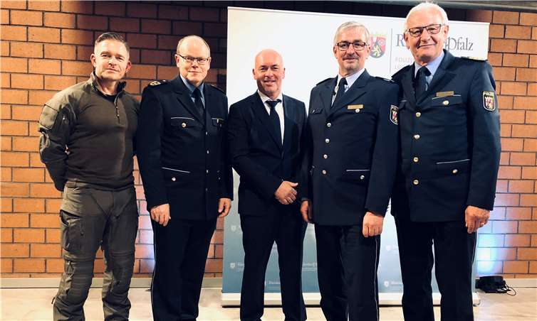 (v.l.) Thomas Wimmer (stellv. Leiter der Abteilung Spezialeinheiten), Christoph Semmelrogge (Polizeipräsident Polizeipräsidium Einsatz, Logistik und Technik), Andreas Michel (Leiter der Abteilung Spezialeinheiten), Jürgen Süs (Polizeivizepräsident Polizeipräsidium Koblenz) und Jürgen Schmitt (Inspekteur der Polizei Rheinland-Pfalz). Polizei