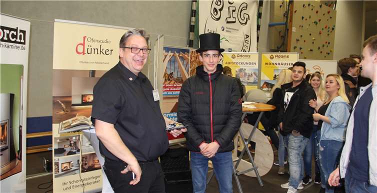 (v.l.) Thomas und Florian Dünker stellten das Ofenstudio Dünker vor. Auch die Firma Holzbau Adams war vertreten. Sie kann bereits sieben Auszubildende aus diesem Projekt vorweisen.