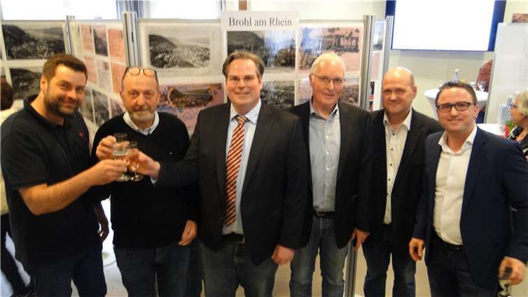 v.l. Thorsten Huber (Brohler Mineralbrunnen) Helmut Rosenbaum (Vors. Kulturverein), Frank Gondert, (Ortsbürgermeister), Achim Schmitz (Kulturverein) Martin Schnitker (GF Kulturverein) Marcel Caspers (Verbandsgemeinde).  Foto:Kulturverein Brohl